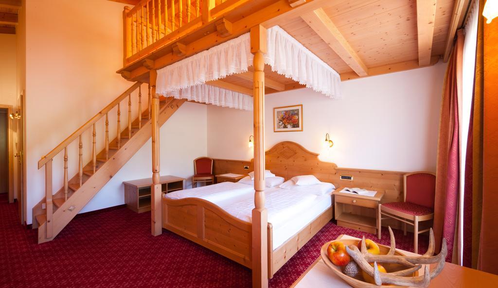 Hotel Des Alpes Ла Виля Екстериор снимка