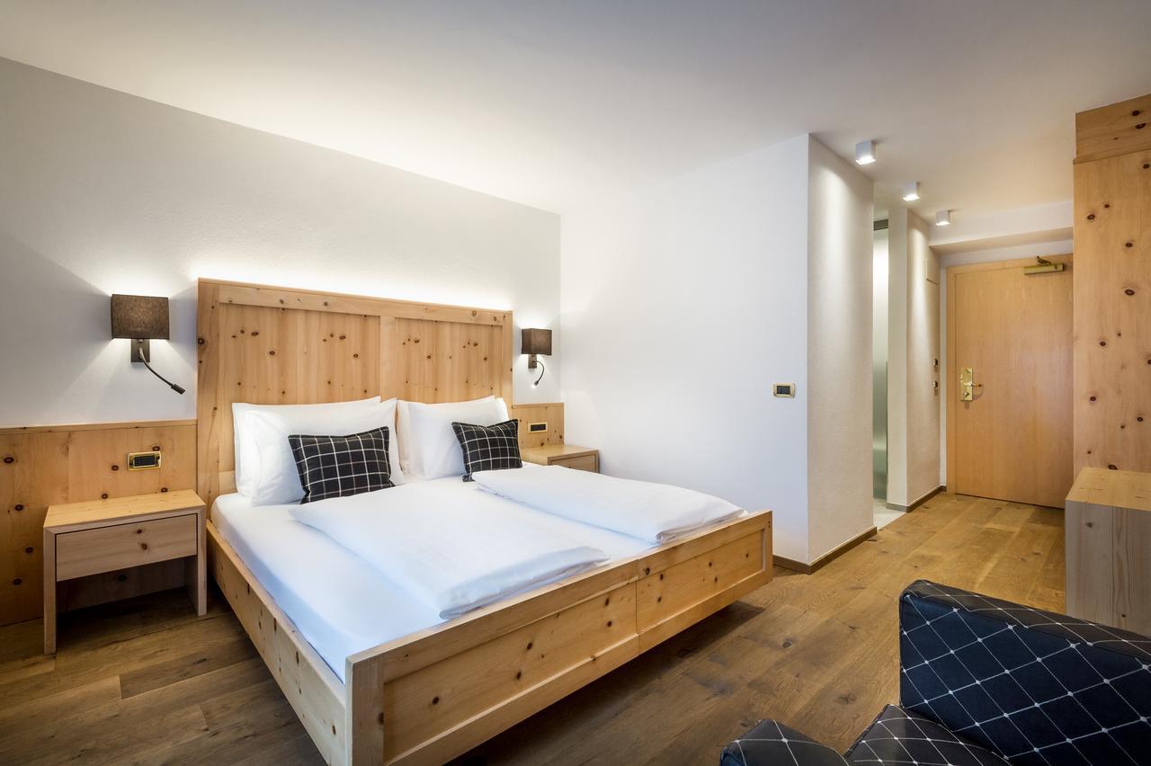 Hotel Des Alpes Ла Виля Екстериор снимка